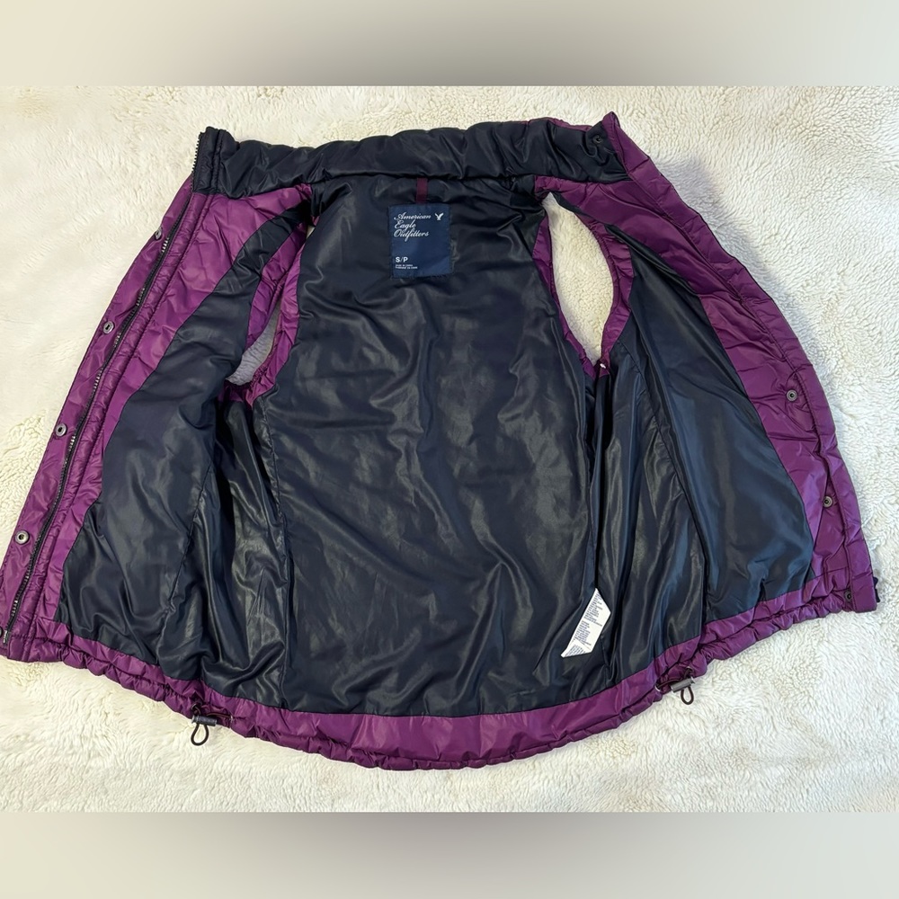 I’m selling this American Eagle outfitters, small light puff puffer vest.